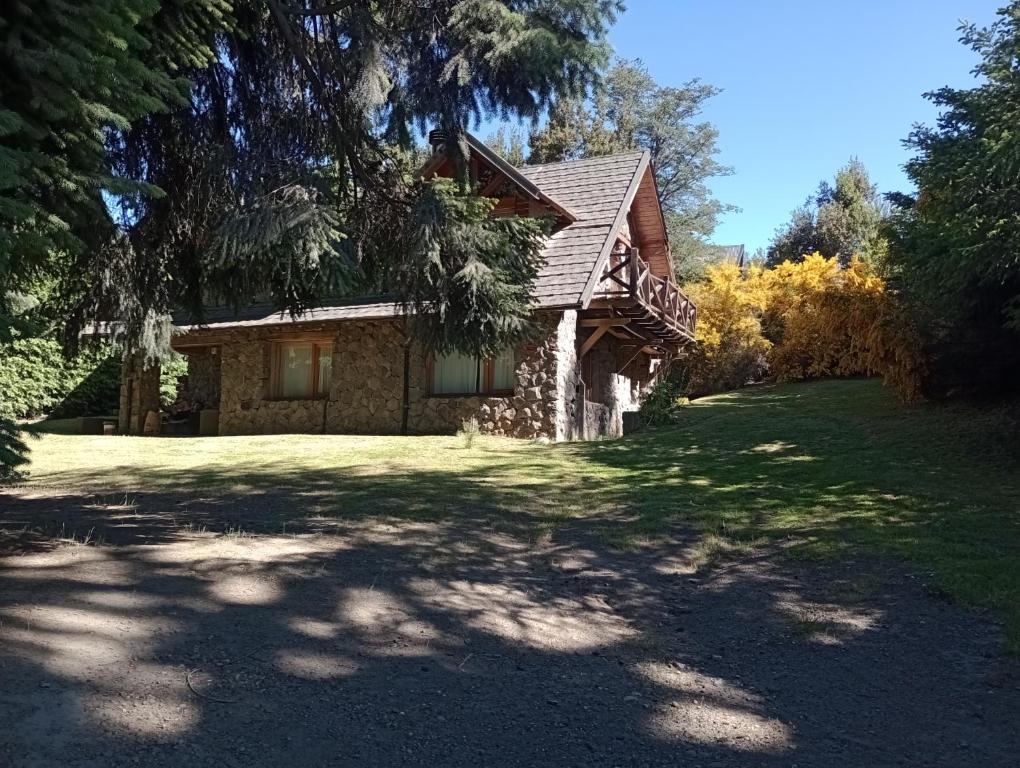LA Nevadita, Chalet cabin located near the center- It includes suite room with double bed and another 2 bedrooms with two singles beds- Living room fireplace, Hot water, WI-FI - 4