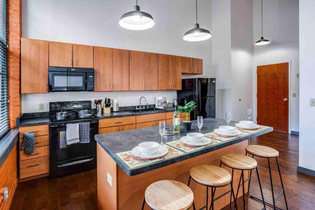 NY Style Centric Loft with King Bed by Park av, Rochester