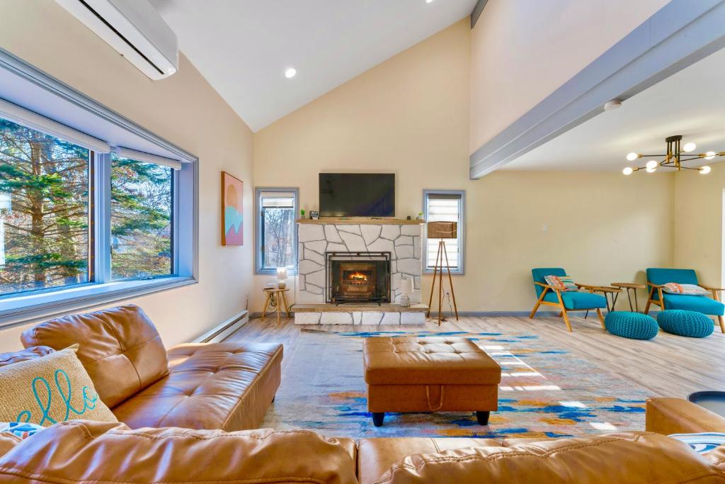 Spacious 5BR ChaletHotTubSauna
