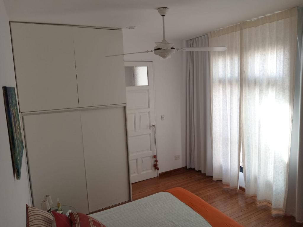 Habitación con baño uso exclusivo en una casa compartida en primer piso por escalera - 5