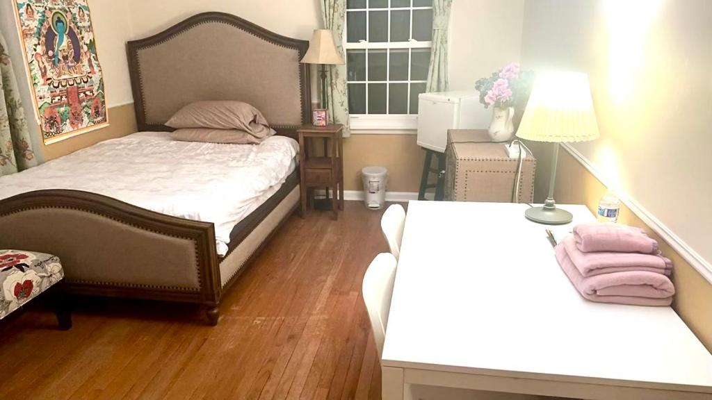 B4 A private room in Naperville downtown with desk and Wi-Fi near everything, Naperville