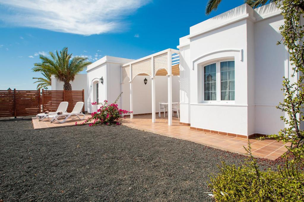 Apartamentos LIVVO Coloradamar — Hotel building in Playa Blanca, Canary Islands