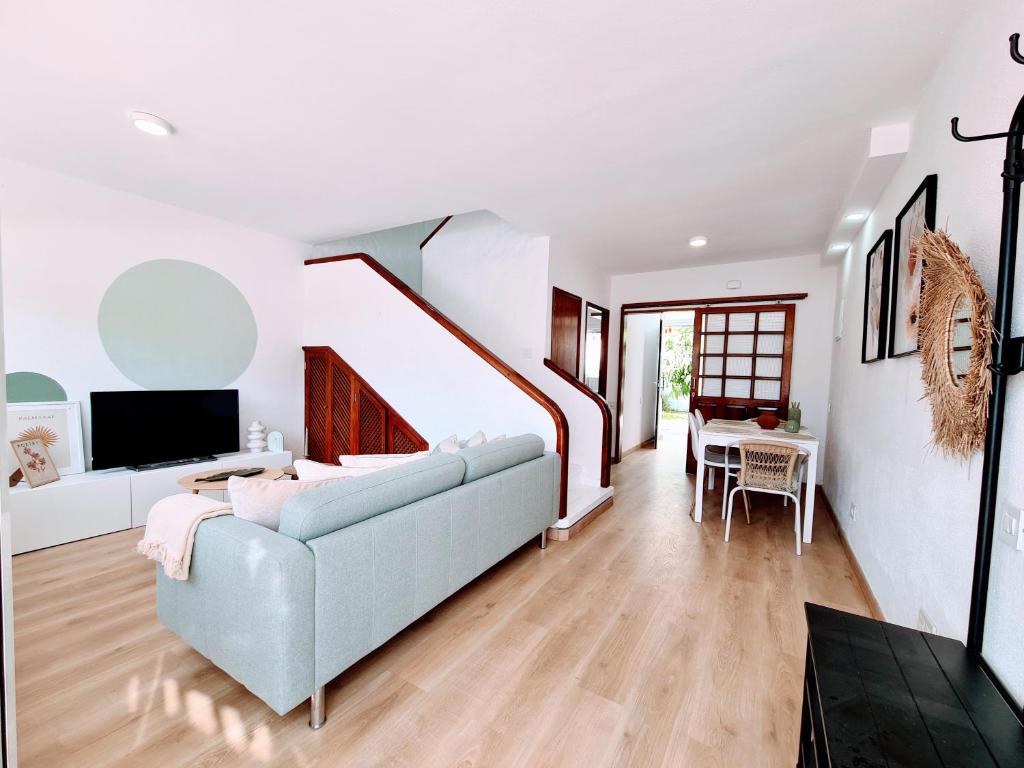 VV Cecilia's "by henrypole home" - 2