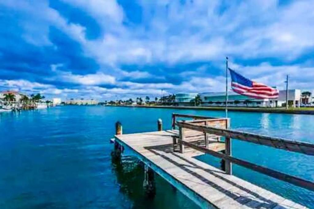 2 Bedroom Beach Condo With Dock AND Walk To Everything, St Pete Beach