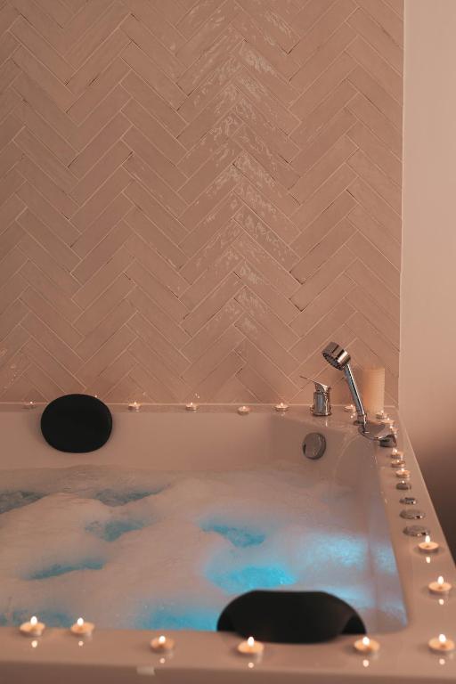 Luxury Jacuzzi Apartment - 3