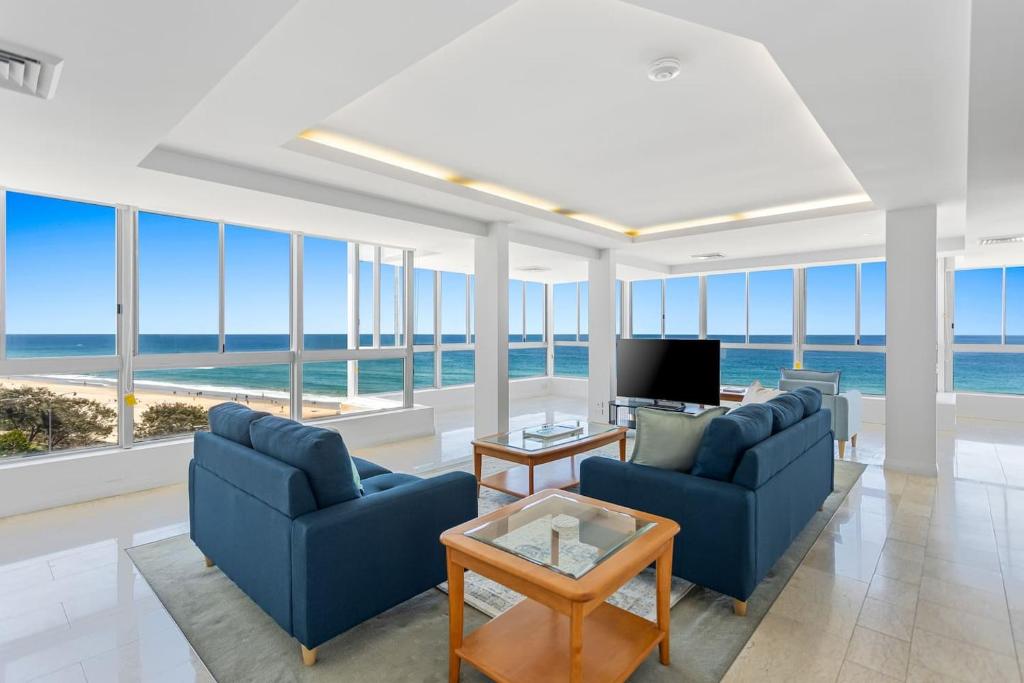 The Wave Watcher - A Breathtaking Oceanfront Haven, Gold Coast