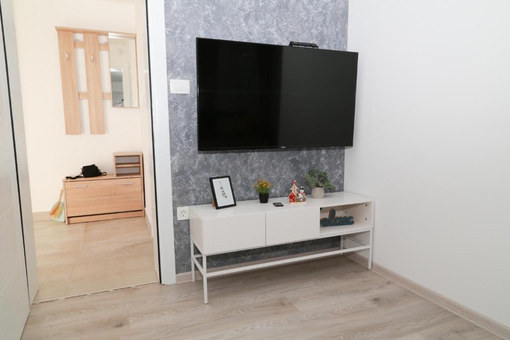 HILLSIDE Apartments - 4