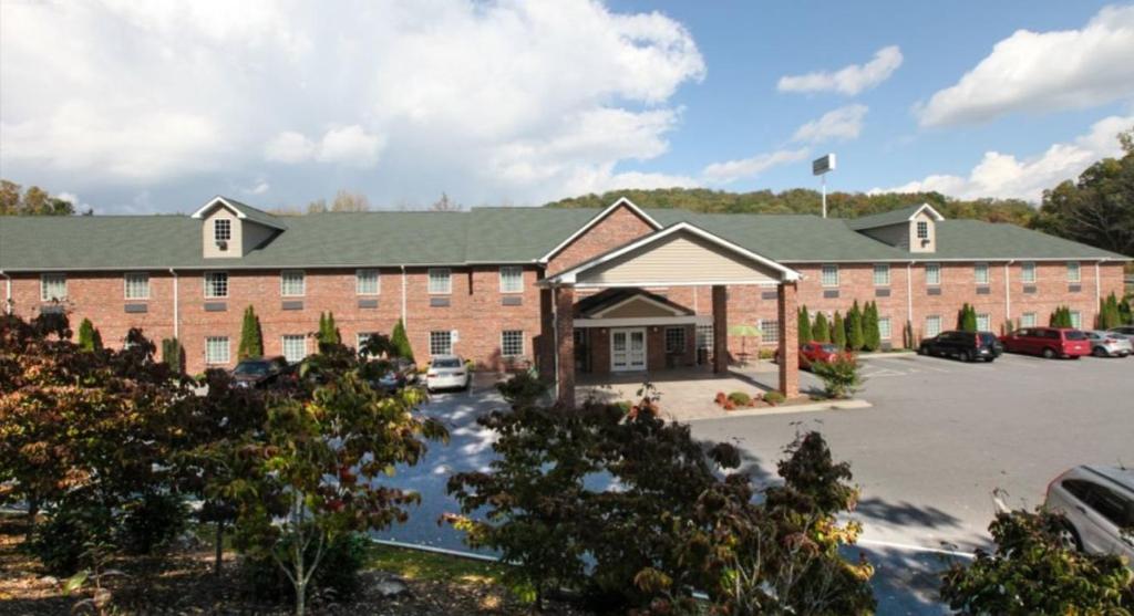 Mountain Inn &amp; Suites Airport - Hendersonville — Hotel in Naples (NC)