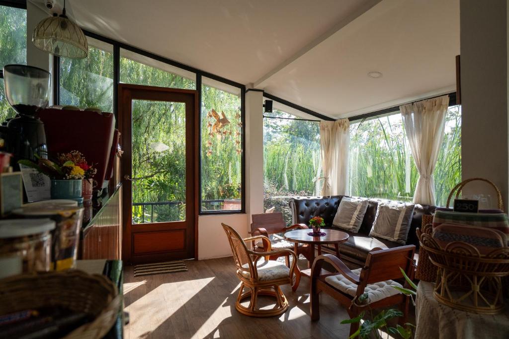 Bar/lounge, Ploen Pirom in Bangkok