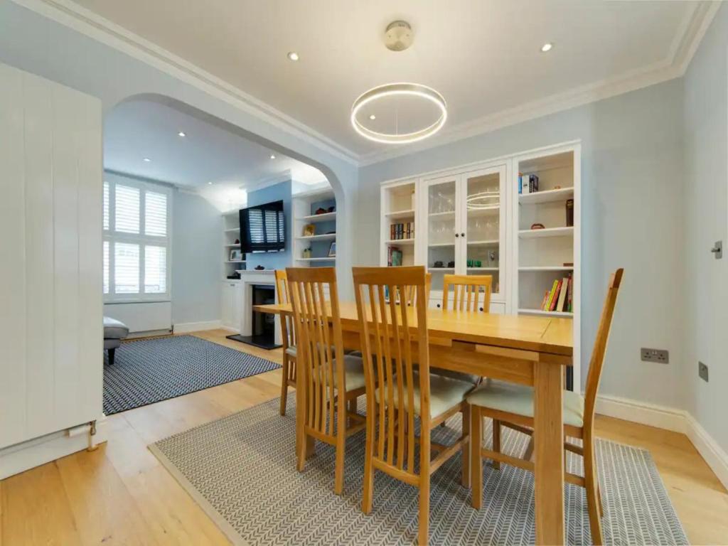 Pass the Keys Centrally located modern and spacious 3 Bed terrace, Cambridge