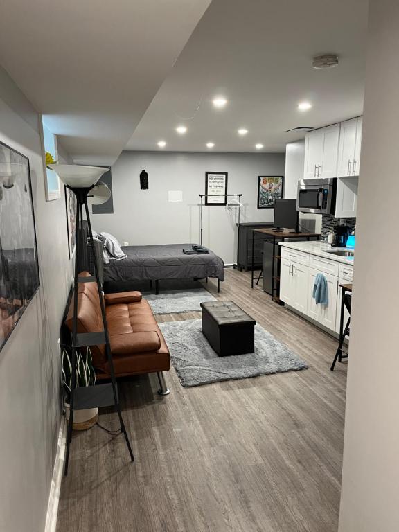 Urban Retreat Basement Studio Only Two Blocks From Metro! OFF STREET PARKING!, Washington
