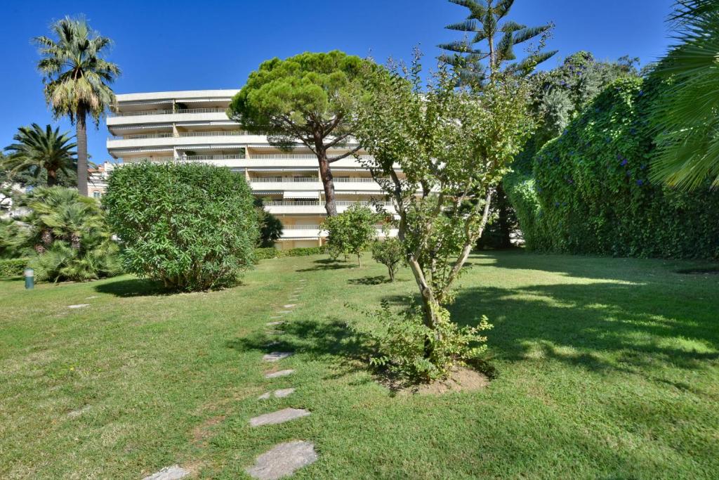 Close to downtown Cannes swimming pool and sea view - 5