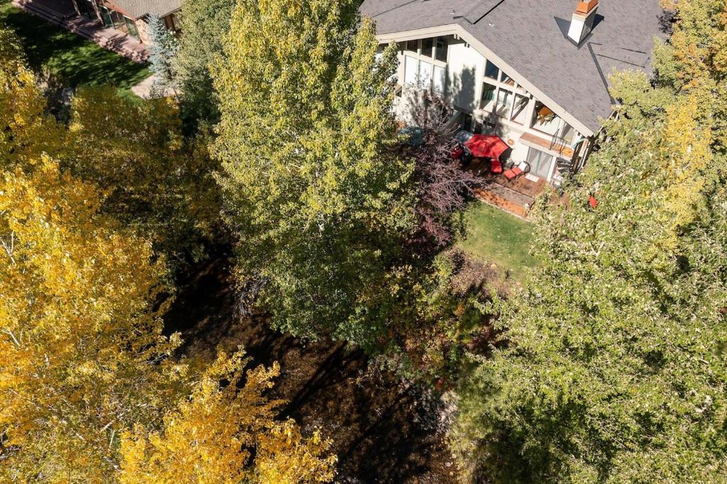 Creek Front Duplex Close to Lifts with Hot Tub, Ketchum