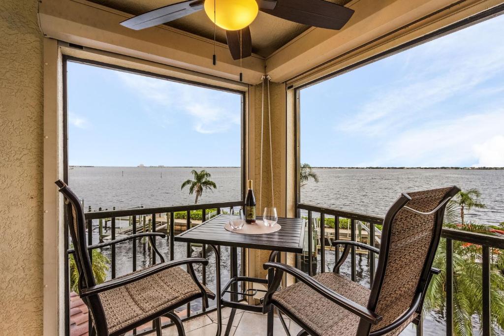 RIVERFRONT VIEW, Stunning Sunrises, Community Pool - Condo Waterfront Sunrise - Roelens, Cape Coral