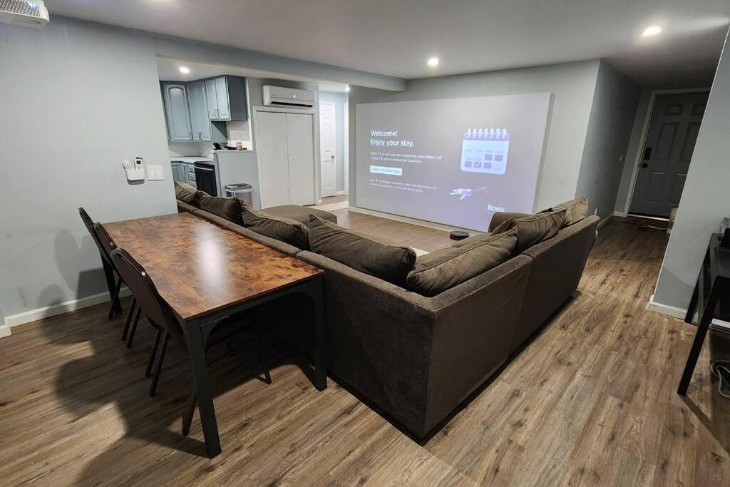 Silver Screen Getaway: 4BR+ Sleeps 10!
