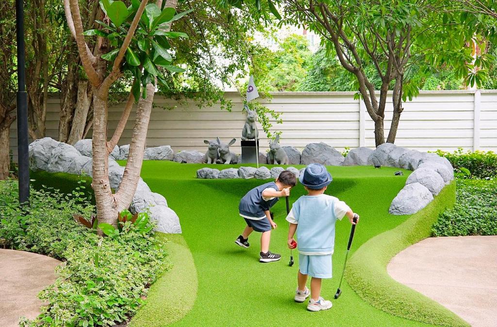 Mini golf course