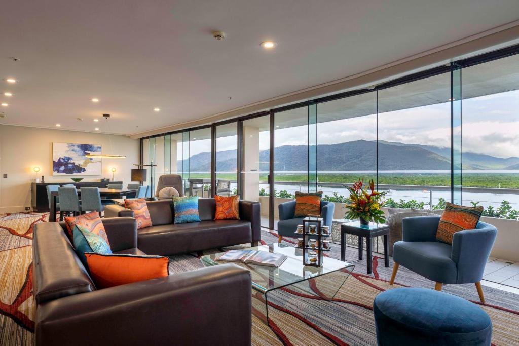 ฮิลตัน แคร์นส์ (Hilton Cairns)