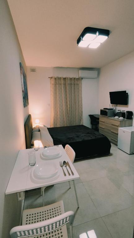 Fairwinds - Double Room with Ensuite - Luqa Airport - Self Check In & Out available, Luqa