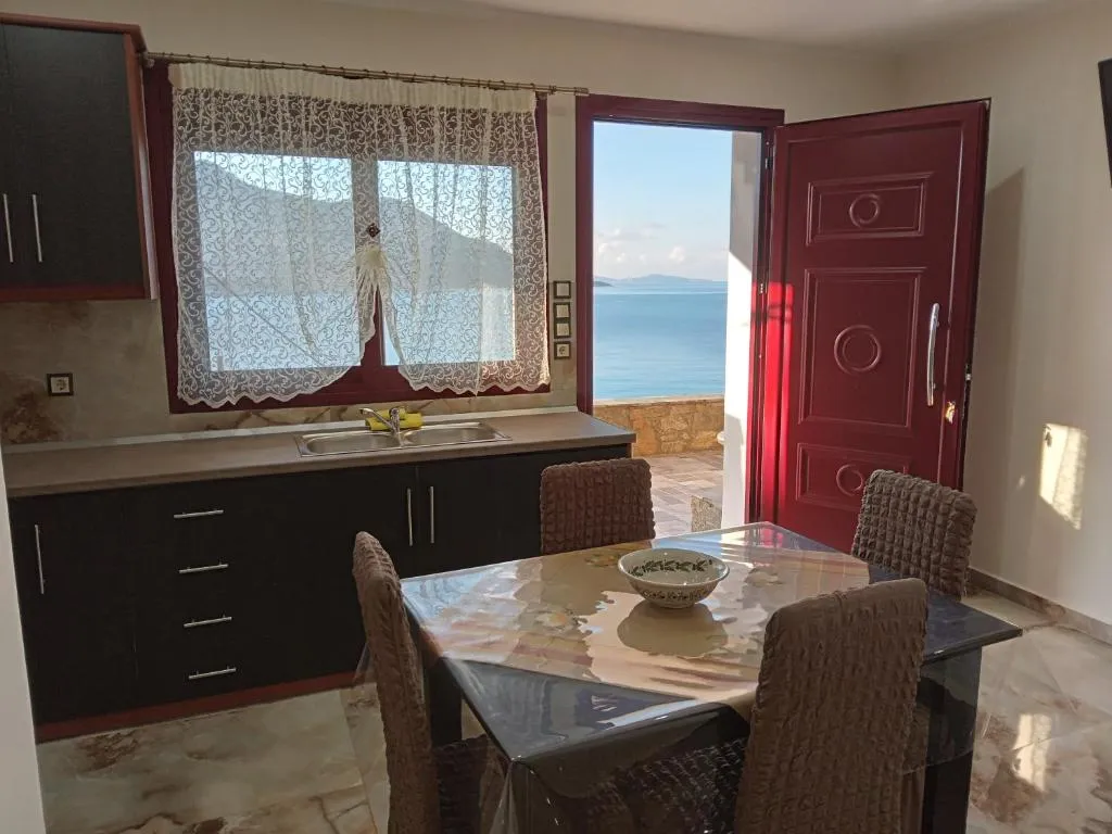 BAZAKOS’ LUXURY SEA FRONT APARTMENT, hotel in Fourni Ikarias
