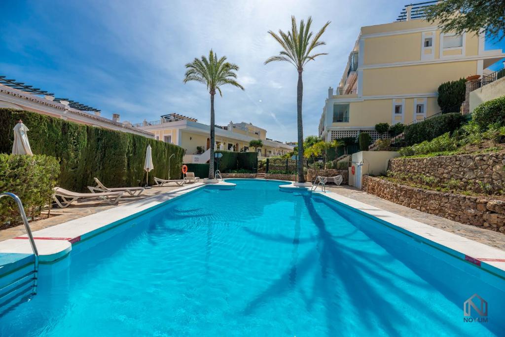 Newly Refurbished 2 BDRM Amazing Complex w Pools - 3