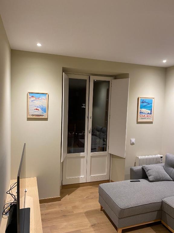 HERITAGE APARTMENTS CERDANYA al carrer Major i parking - 4