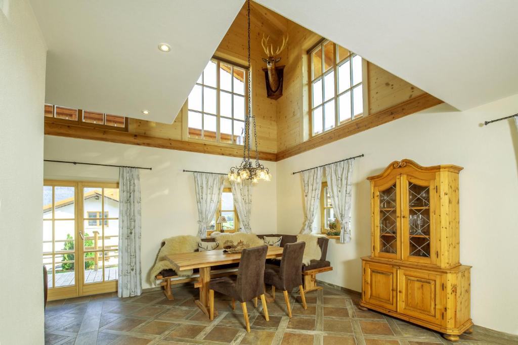 Chalet unter weissblauem Himmel - 2