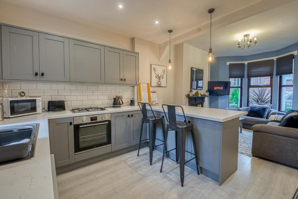 Charming City Home, Beside the Serene Ormeau Park, Belfast