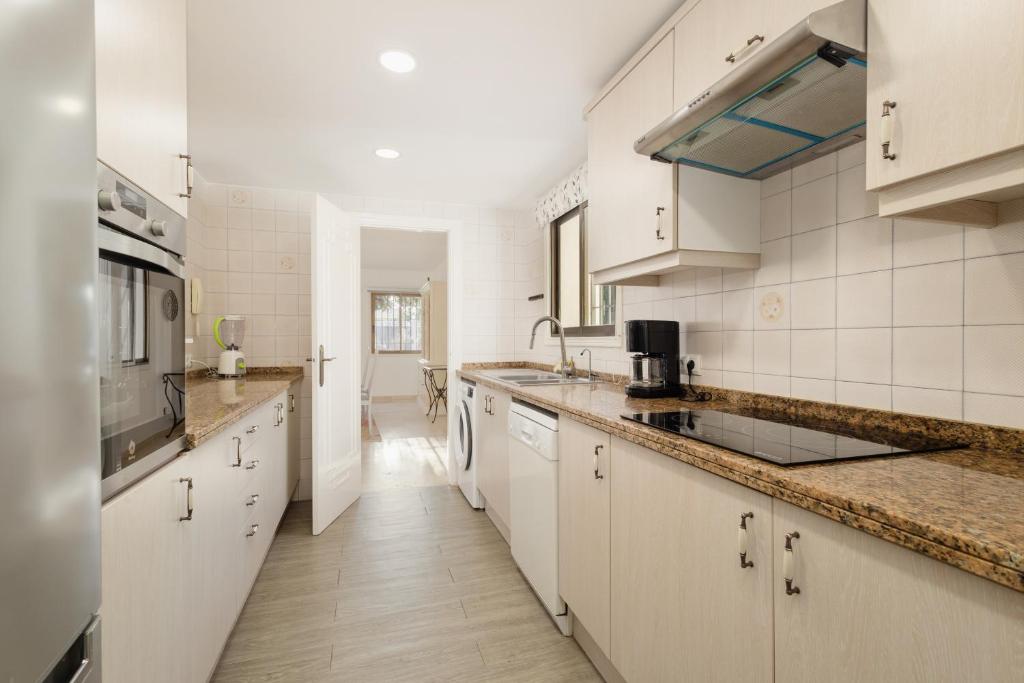 Spacious house with pool, garden and solarium in Las Chapas, Marbella - 5