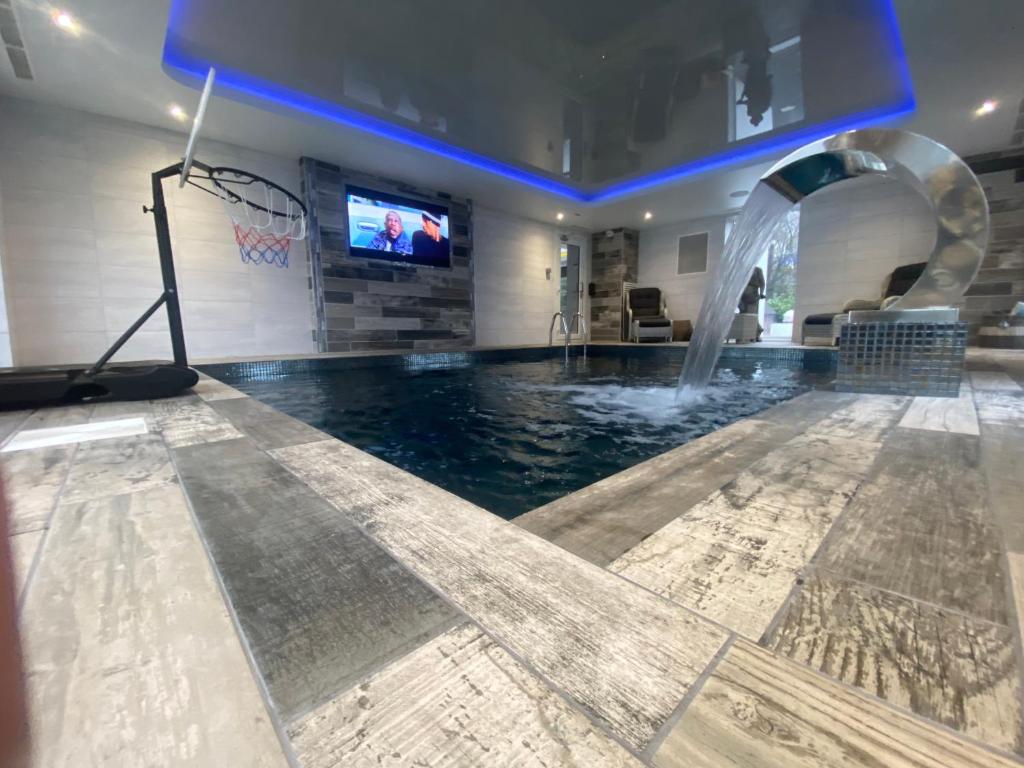 Jaw Dropping House with Hot Tub & Heated Private Indoor Pool, Peover Superior