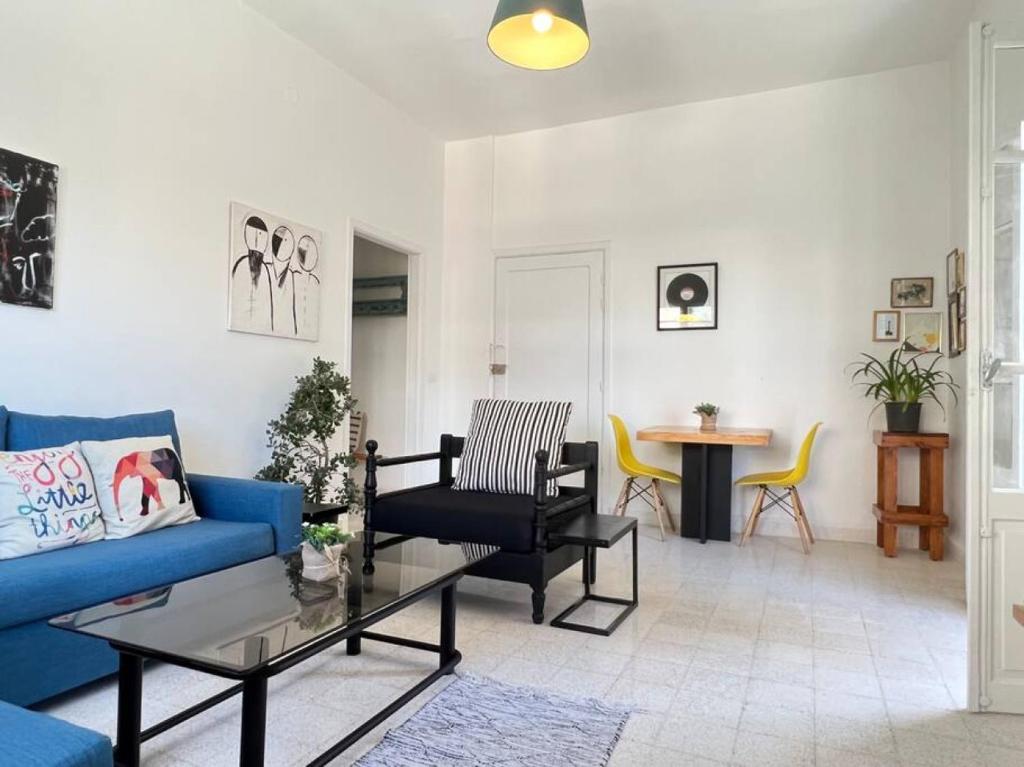 Sunlit 2BR apt on MarMikhael Stairs, Al Mudawwar