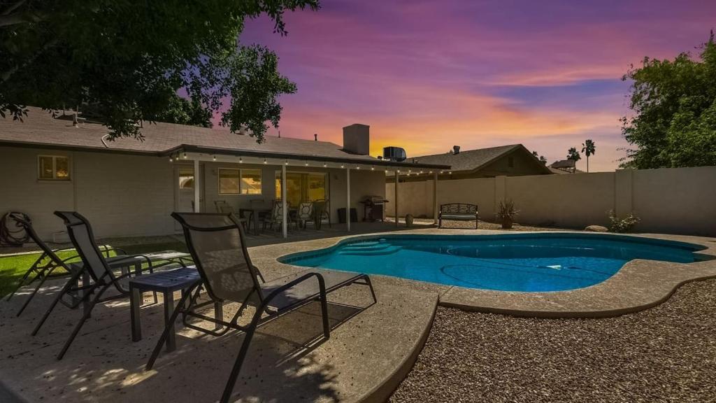 Tempe Remodel w Sparkling Pool and Game Room, Tempe