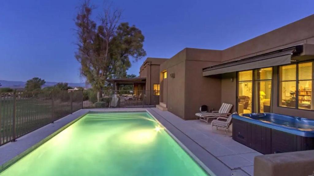 Luxe 4 Bdrm wPool and Spa on Golf Course Lot