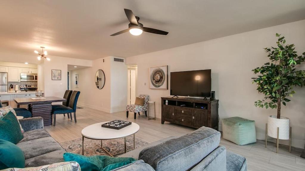 Hip and Comfy Condo in Hub of Old Town Scottsdale, Scottsdale