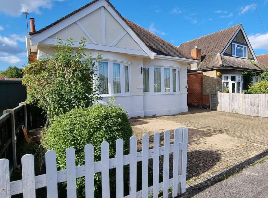 Cosy Bournemouth Bungalow, Longham