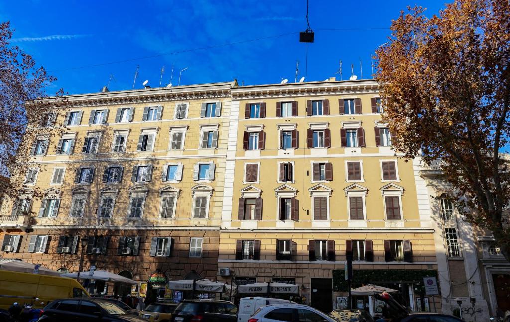 Blue Vatican House, Roma