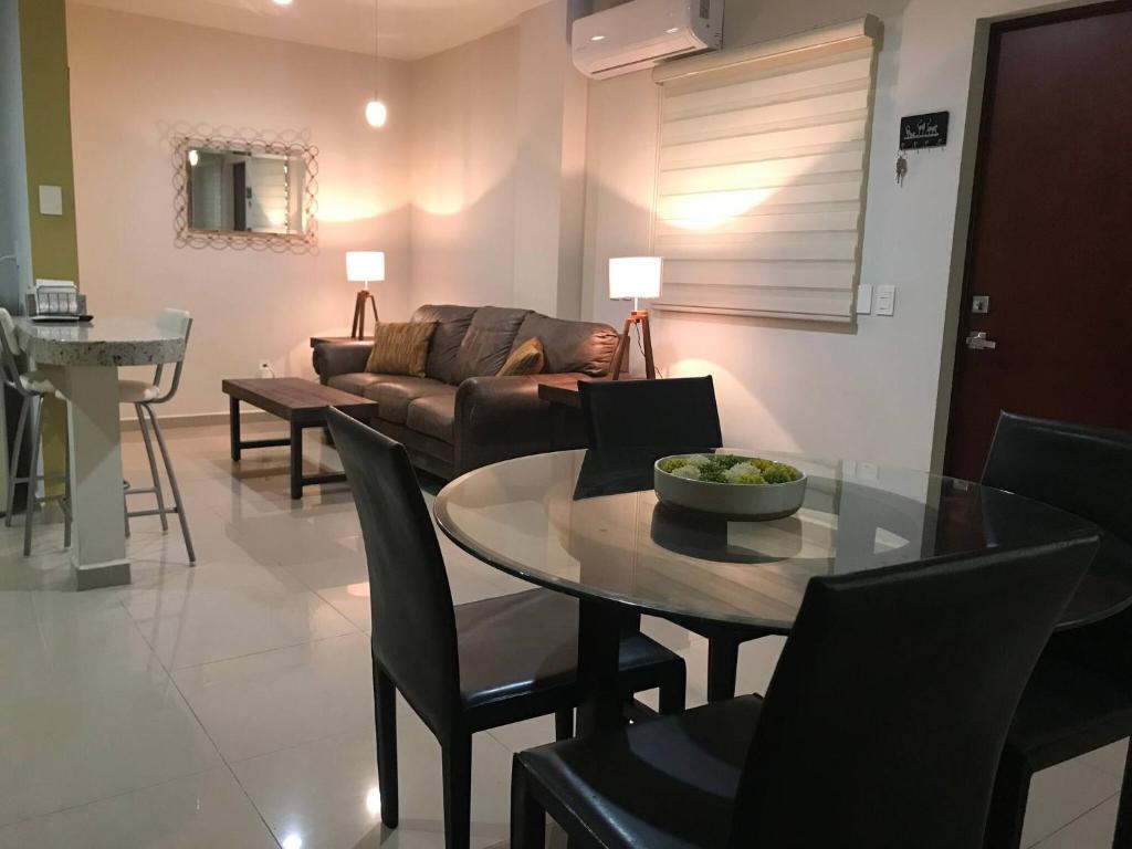 Alcantara apt, Ground floor, great for digital, 2 blocks walk to beach, Mazatlán