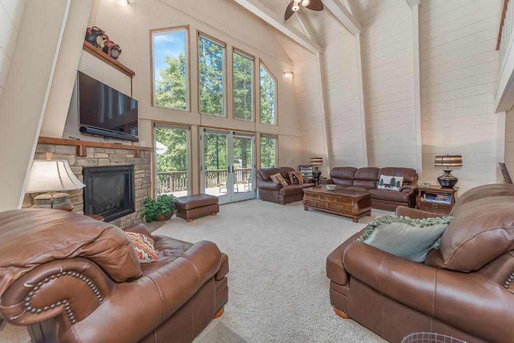 Lazy Bear Lair, Arnold