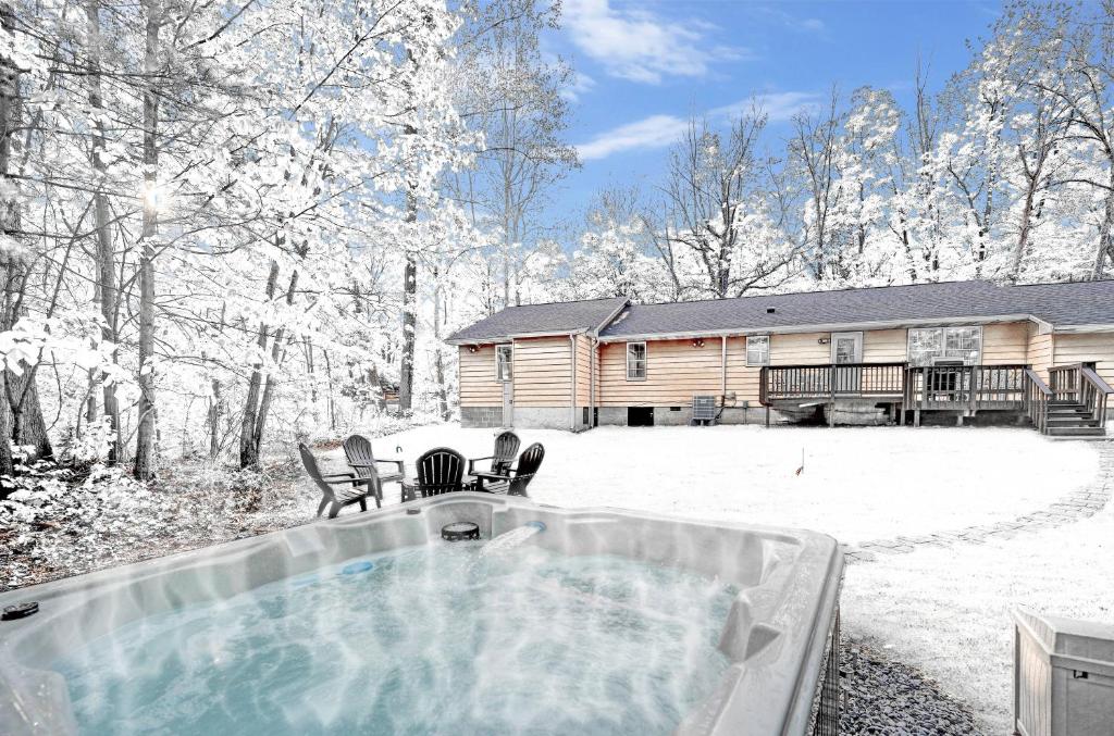 Pocono Mountains! Stream Front with a Hot tub, Game rm, Firepit, Trout Stream and more