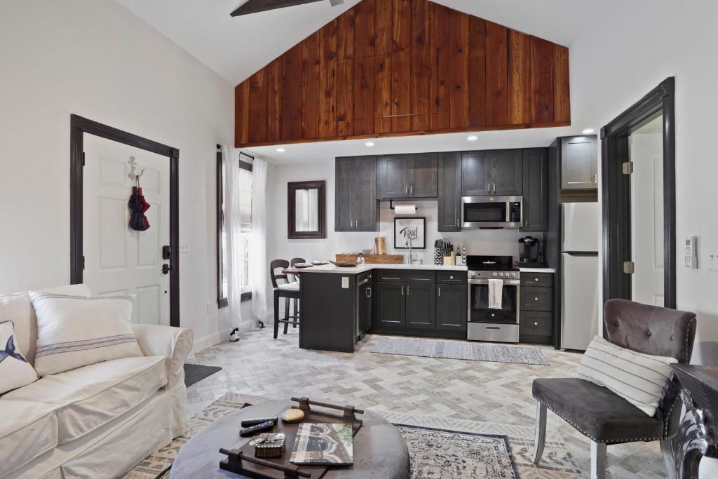 Historic 1/1 steps to River and squares, Savannah