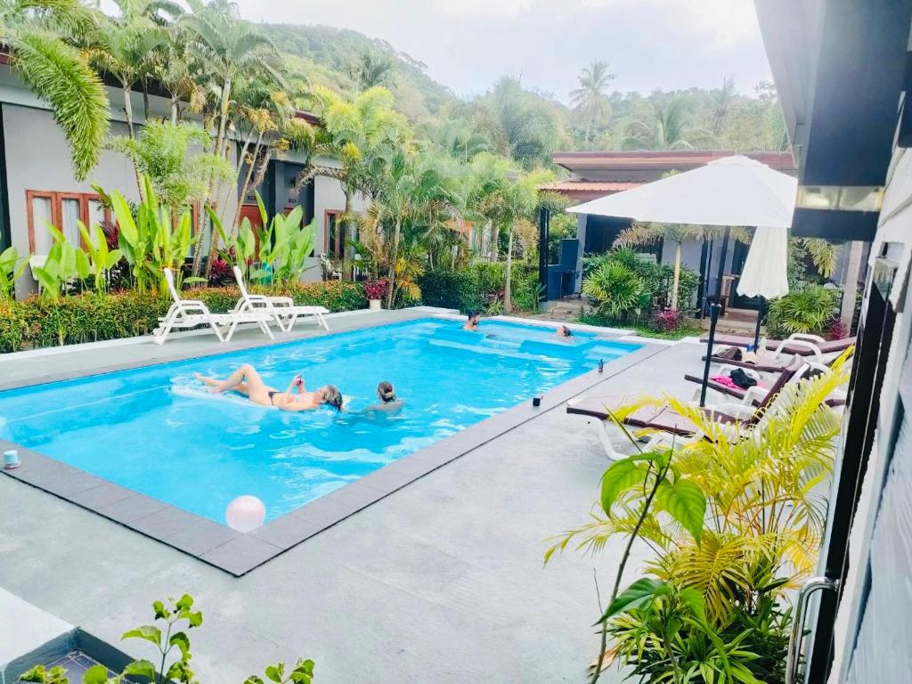 Swimming pool
