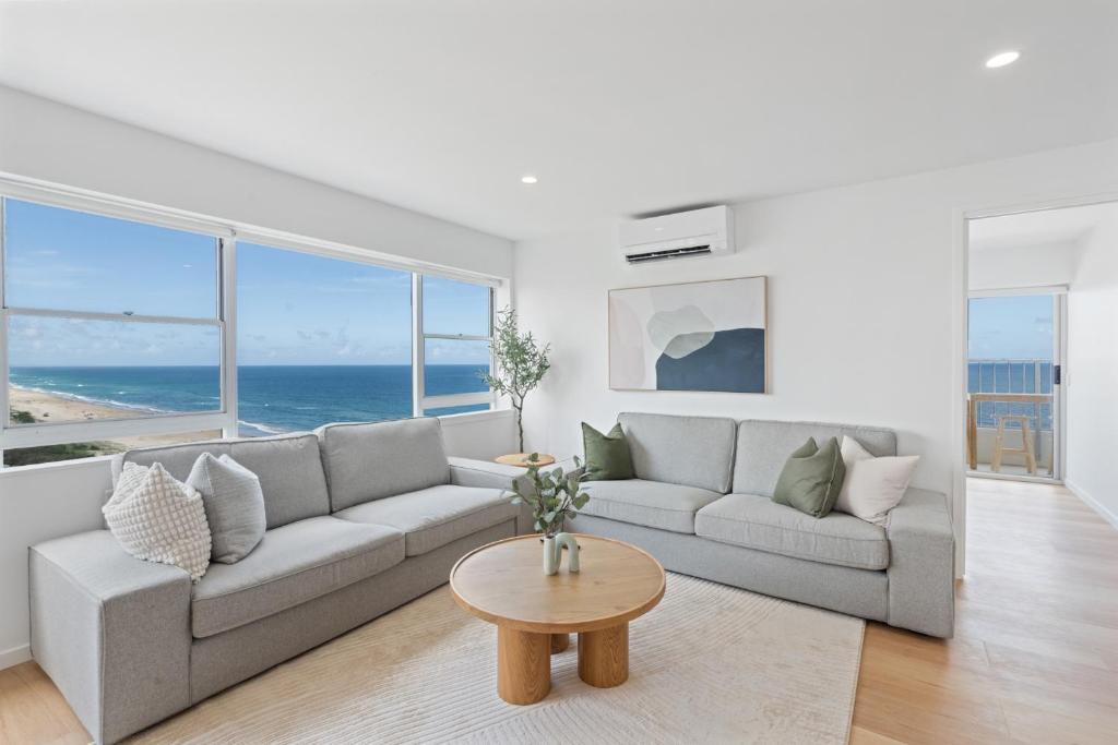The Coastal - Fully Renovated Beachfront 3 Bedroom unit with Parking & Pool, Gold Coast
