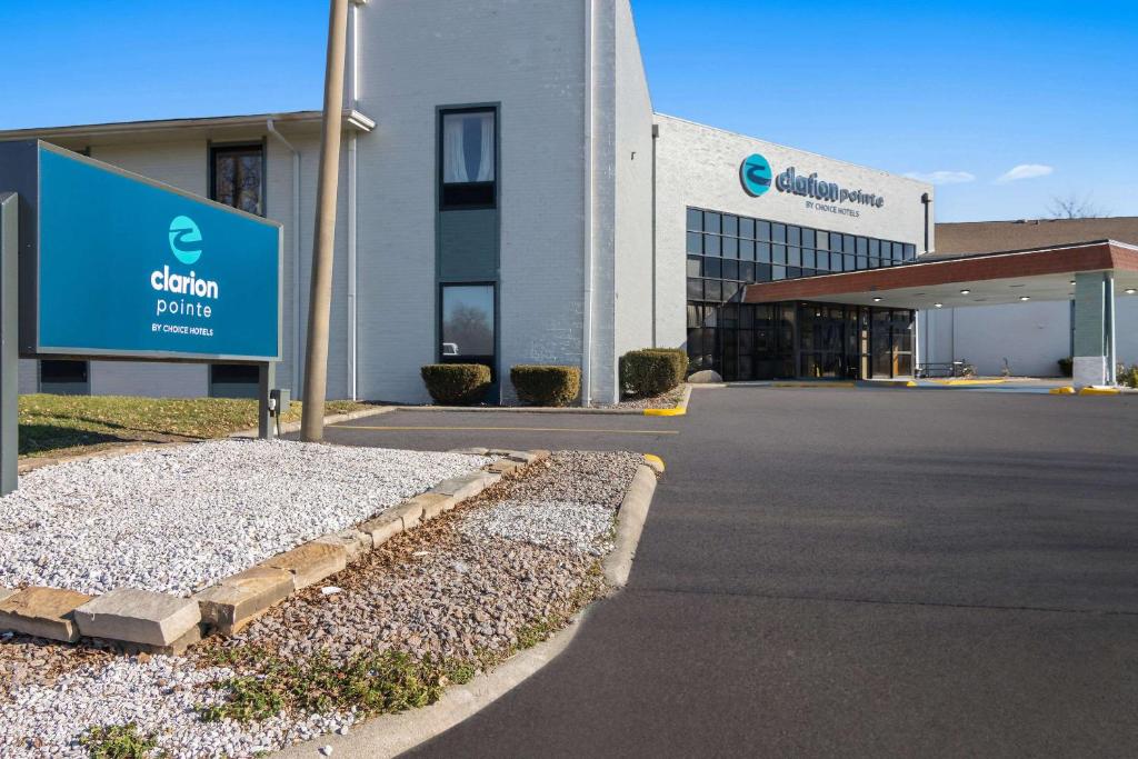 Clarion Pointe Bloomington-Normal near I-55 and University, Bloomington