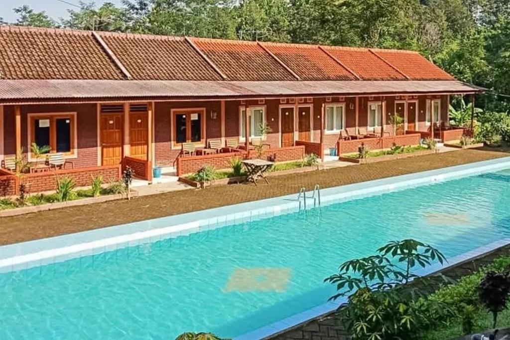 Villa Kampoeng City Wonosalam Mitra RedDoorz スイミングプール