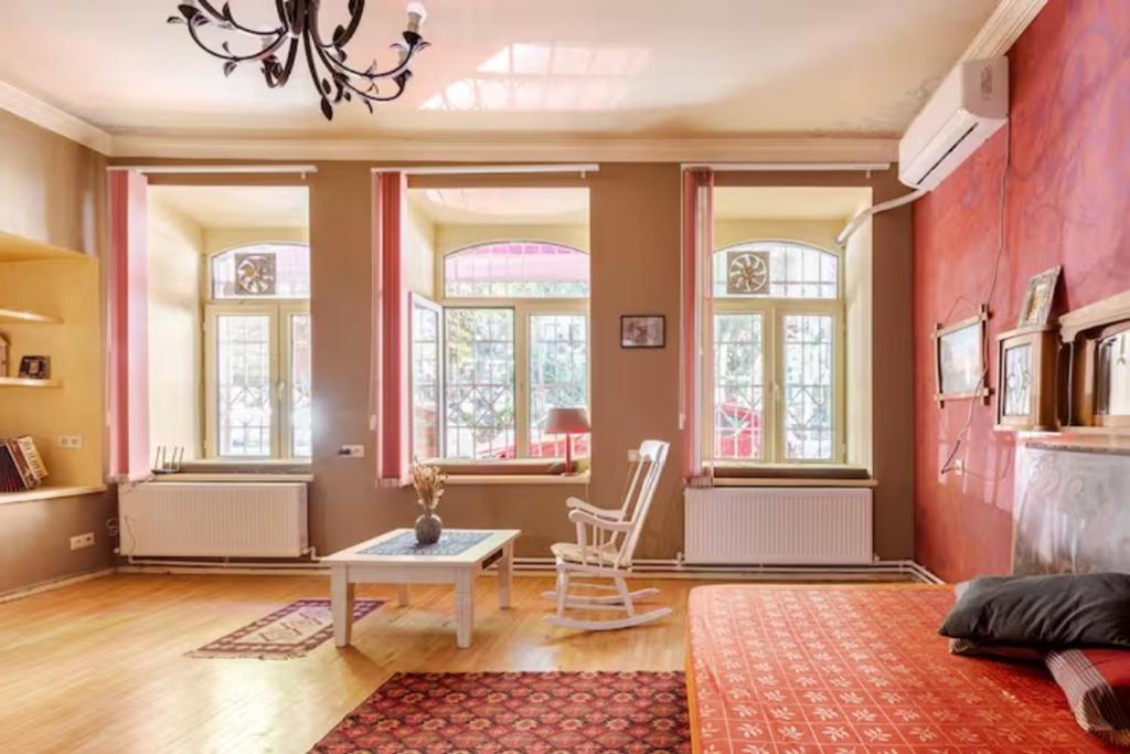 El Gallereli, Tbilisi