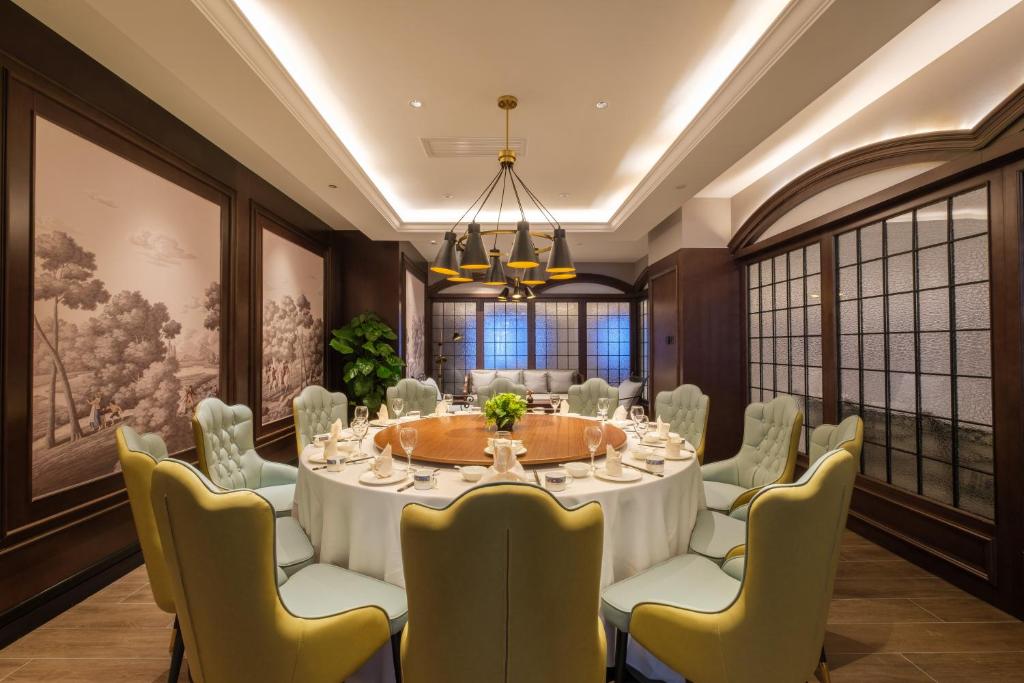 Restaurant, Moon River Puyue Hotel in Beijing