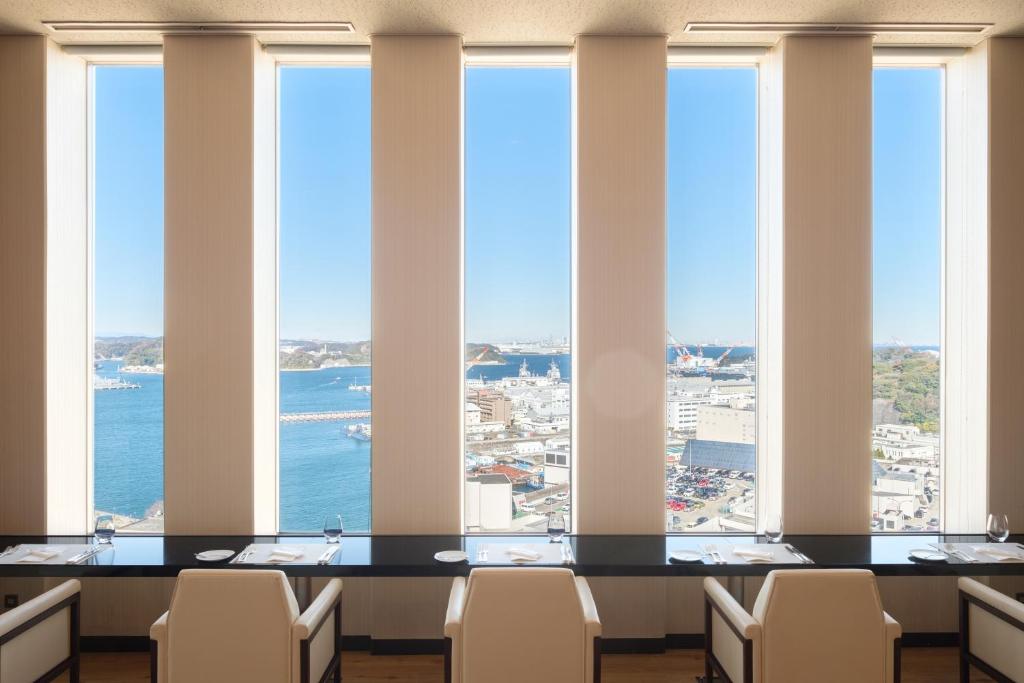 요코스카 머큐어 호텔의 깨끗한 로비