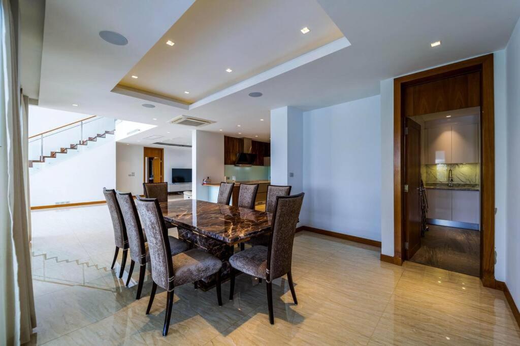 Luxury Mansion On Golf Course (BMG5)