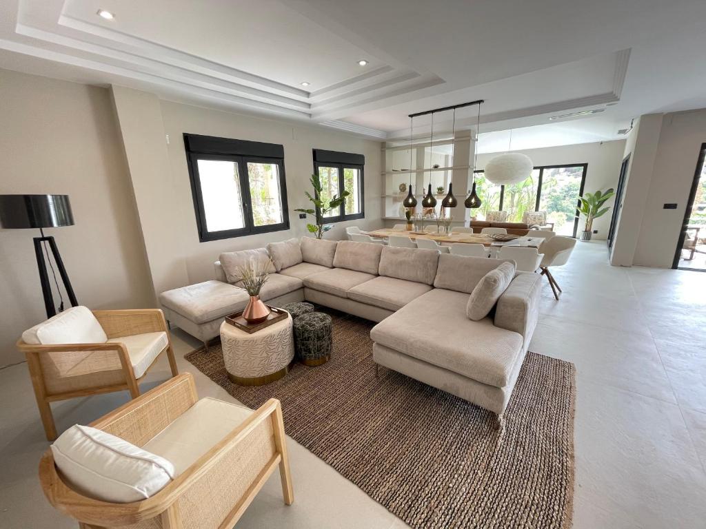ULTIMATE LUXURY DREAM VILLA with 7 BEDROOMS, GYM, SPA and INFINITY POOL - 3