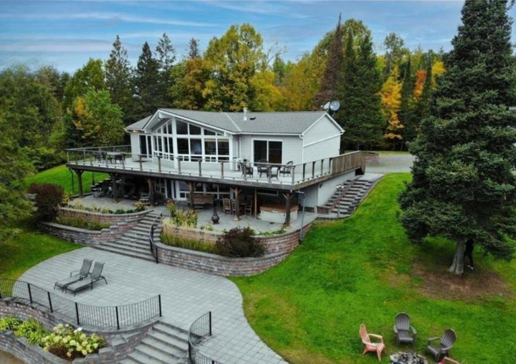 Waterfront, dream stay at Belle Vue Cottage, Parry Sound