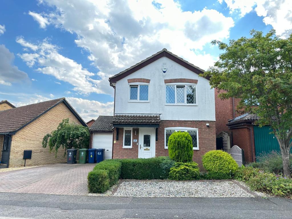 Modern 3 bed House with two bathrooms! Free parking!, Bar Hill 